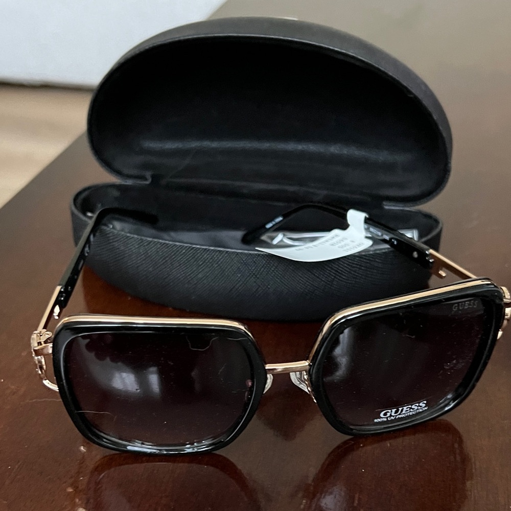Guess Women's Sunglasses with Black and Gold Frame